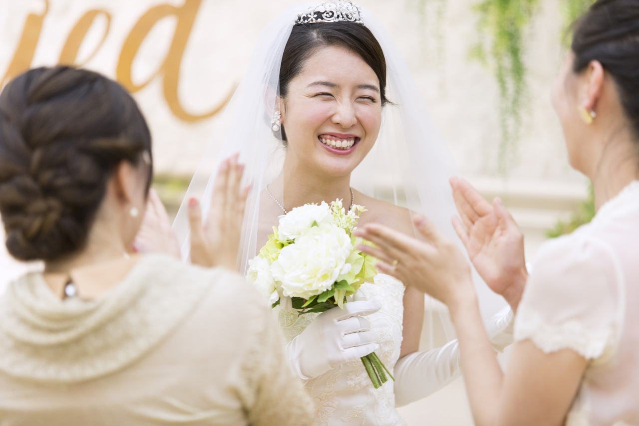 ウェディングドレスの喜ぶ花嫁さん