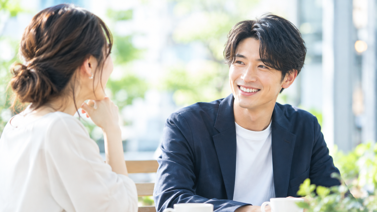 20代後半～30代の男女 上品 自然な表情 落ち着いた雰囲気 「恋人」より「人生をともにする二人」 を感じる写真。