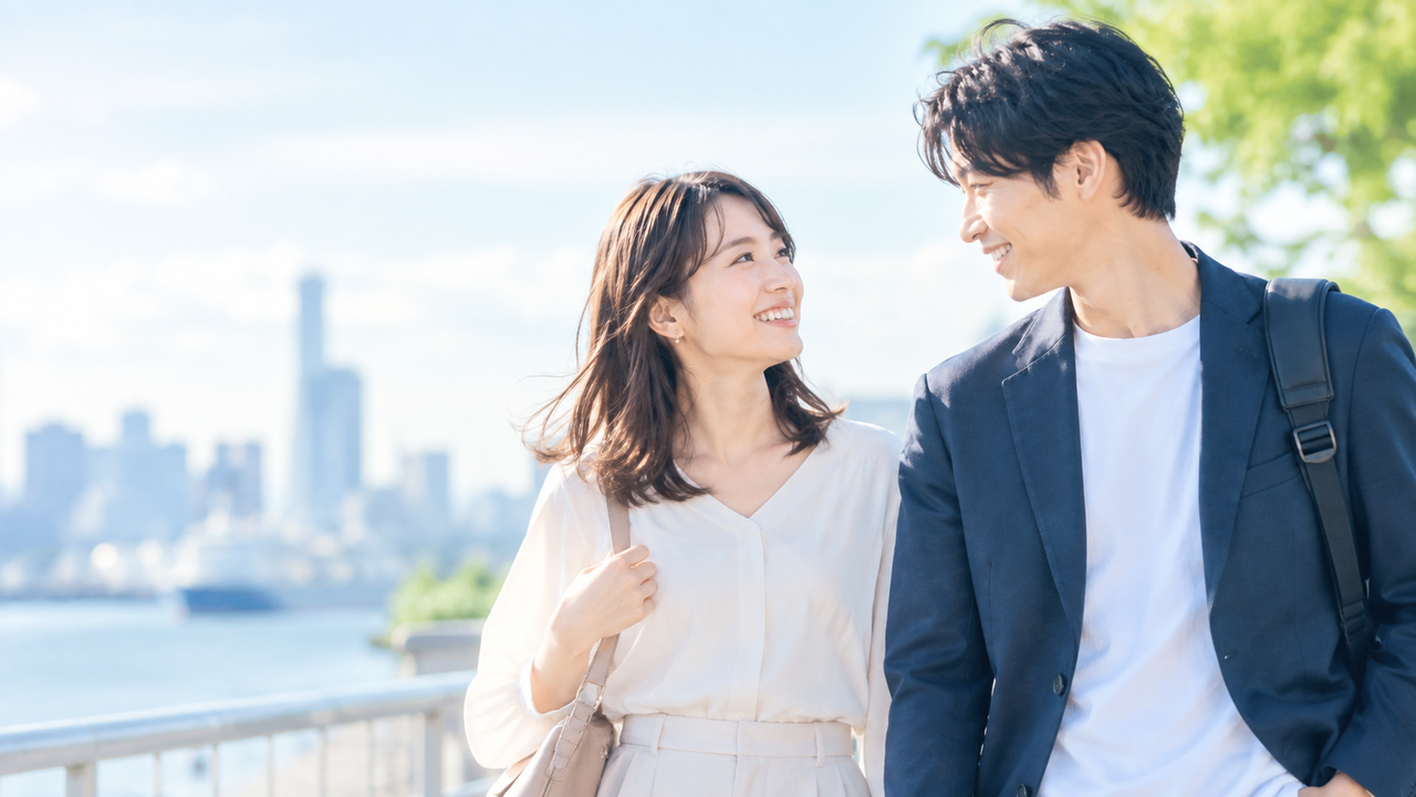 20代後半～30代の男女 上品 自然な表情 落ち着いた雰囲気 「恋人」より「人生をともにする二人」 を感じる写真。