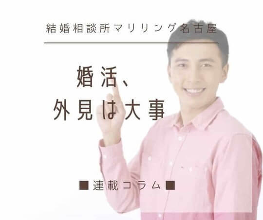 指を指す若い男性