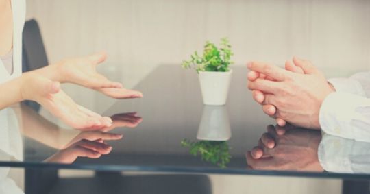 ハートを両手に持った嬉しい笑顔のアラサー女性のイラスト